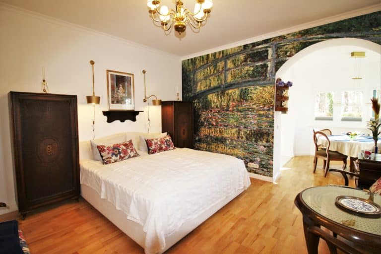 IMG_5964 (2) – Hubertus Boltenhagen Gemütliches Schlafzimmer mit Doppelbett und Natur-Wandbild.
