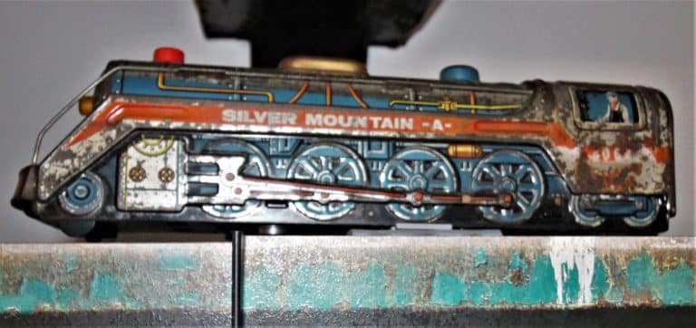 IMG_6117 (2) – Hubertus Boltenhagen Spielzeuglokomotive „Silver Mountain“ in Nahaufnahme, zeigt Räder und Beschriftung.