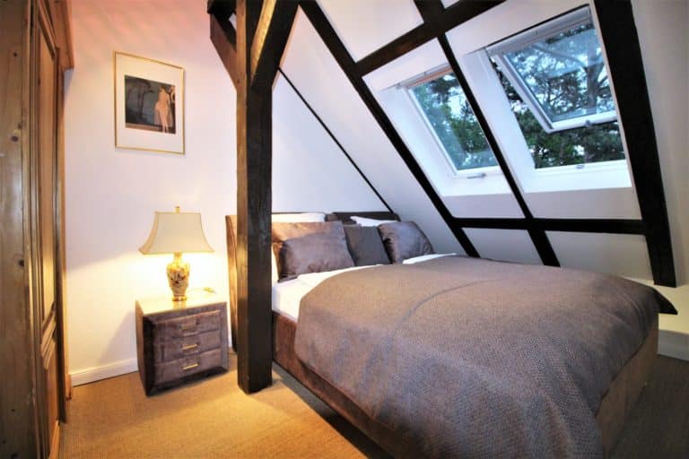 IMG_6207 (2) – Hubertus Boltenhagen Gemütliches Dachzimmer mit schrägem Dachfenster und Doppelbett.