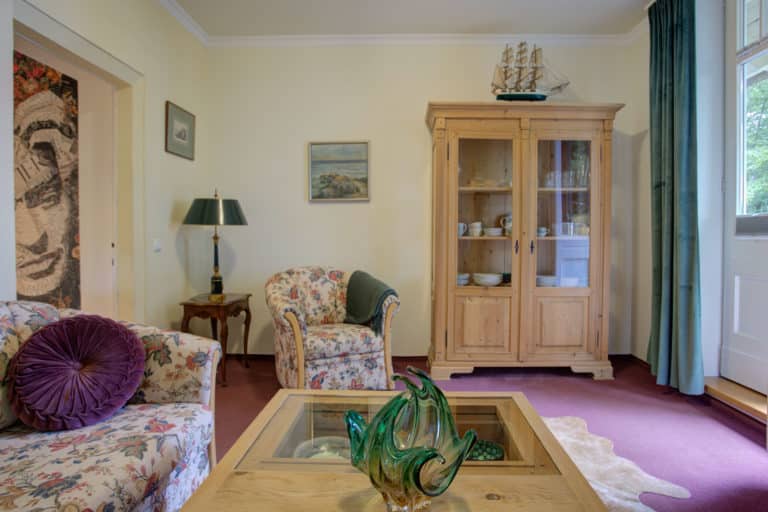 Haus_Hubertus_-92 – Hubertus Boltenhagen Cozy living room with wardrobe, armchair and coffee table.