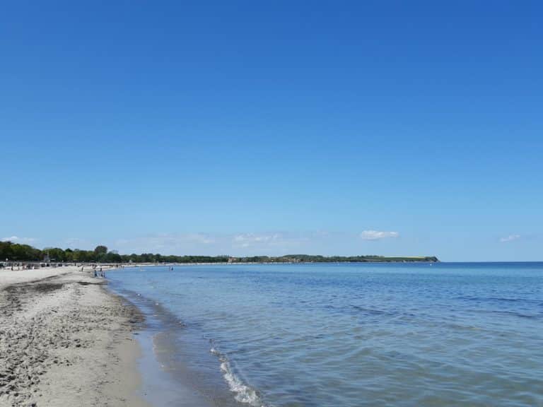 20220515_140215 – Hubertus Boltenhagen Clear blue sky over a calm sea with a sandy beach.