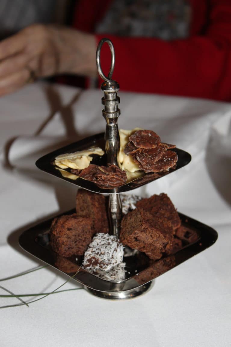 IMG_7539 – Hubertus Boltenhagen Two-tier cake stand with cookies and brownies on a table.