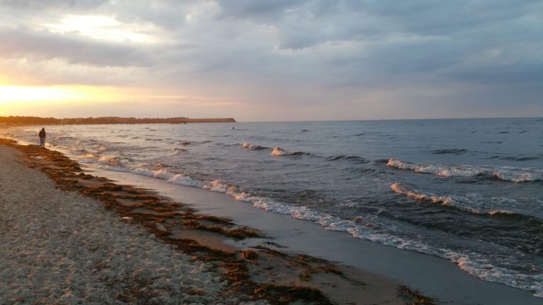 IMG-20220801-WA0003 – Hubertus Boltenhagen Sunset on the beach with gentle waves and a slightly cloudy sky.
