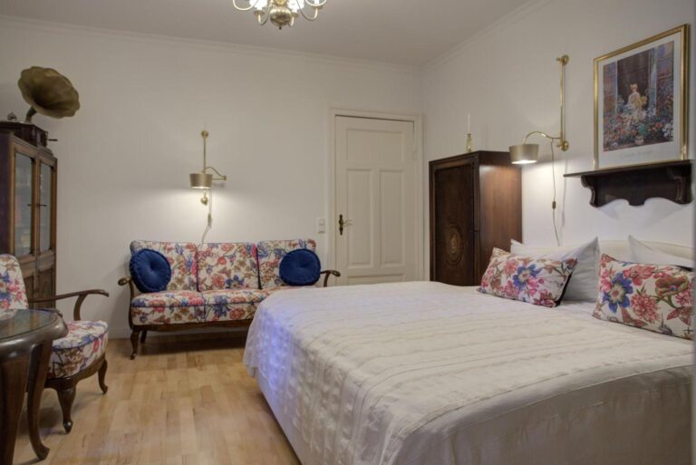Suite Claude Monet: Doppelbett und Sitzecke – Hubertus Boltenhagen Suite Claude Monet: Doppelbett und Sitzecke