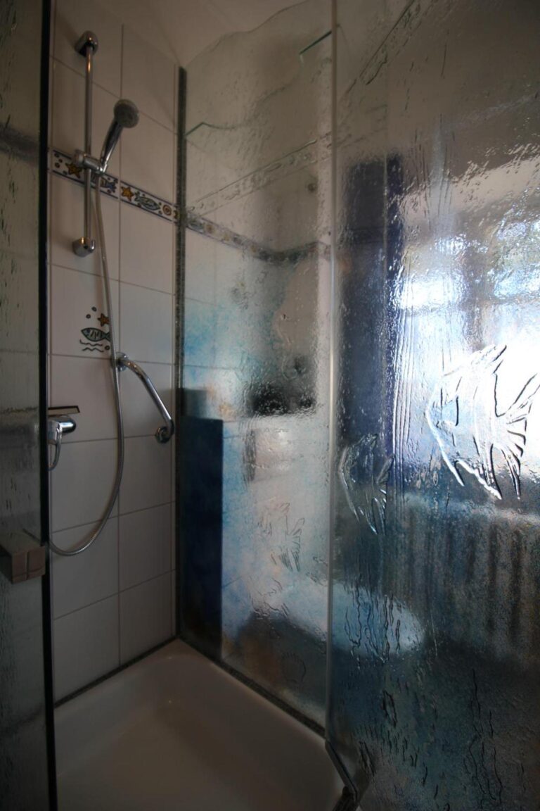 Suite Claude Monet: Dusche im Bad – Hubertus Boltenhagen Suite Claude Monet: Dusche im Bad