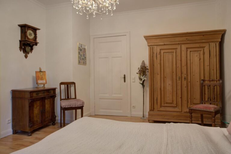 Suite Gustav Klimt: Schlafzimmer mit antikem Holzschrank – Hubertus Boltenhagen Suite Gustav Klimt: Schlafzimmer mit antikem Holzschrank