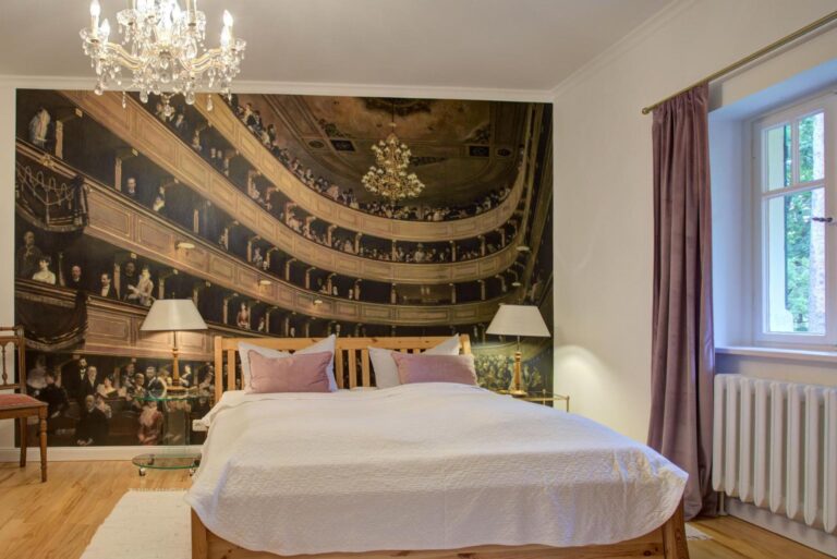 Suite Gustav Klimt: Schlafzimmer mit Theater-Motivtapete – Hubertus Boltenhagen Suite Gustav Klimt: Schlafzimmer mit Theater-Motivtapete